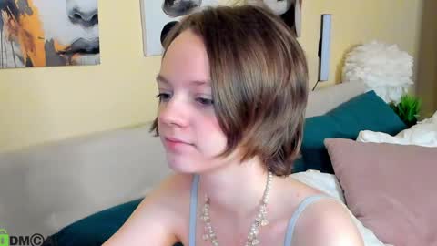 Snapshot of lindaa_bell chatting on May 9, 1:11 am My real name is Olivia online show from May 9, 1:11 am