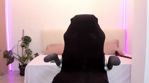 Linda  --  online show from November 19, 4:40 pm