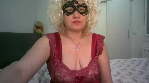 LindaXSmile online show from February 16, 7:05 pm