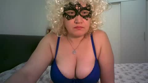LindaXSmile online show from February 18, 8:25 pm