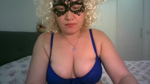 LindaXSmile online show from February 18, 11:41 pm