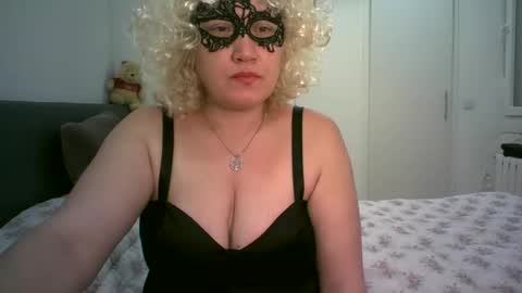 LindaXSmile online show from February 26, 8:00 pm