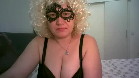 LindaXSmile online show from February 28, 7:35 pm