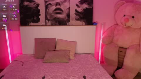 Snapshot of lindseycoxx chatting on June 5, 12:17 am Lin online show from June 5, 12:17 am