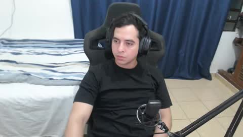 Snapshot of lionblake chatting on April 9, 9:04 am lionblake online show from April 9, 9:04 am