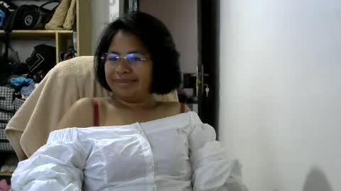 Snapshot of liora_selene chatting on August 6, 4:25 am liora online show from August 6, 4:25 am