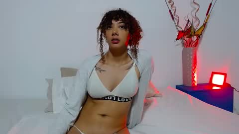 Eliza Moreau online show from March 9, 1:48 pm