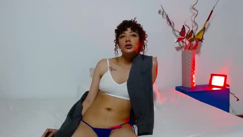 Eliza Moreau online show from March 16, 1:59 pm