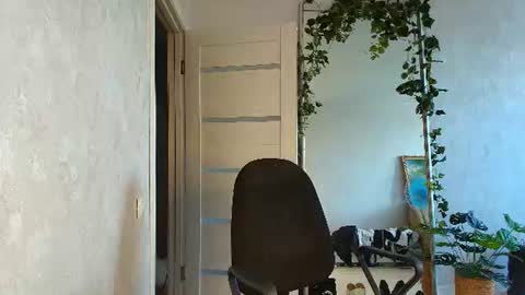 Liora Weiss online show from July 22, 7:55 am