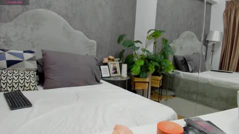 lisacroft online show from February 9, 6:28 am