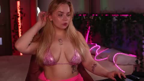 Lisa online show from May 6, 7:46 am