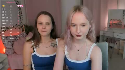 Snapshot of lisaluve chatting on June 10, 9:25 pm Lisa blonde Alisa brunette online show from June 10, 9:25 pm