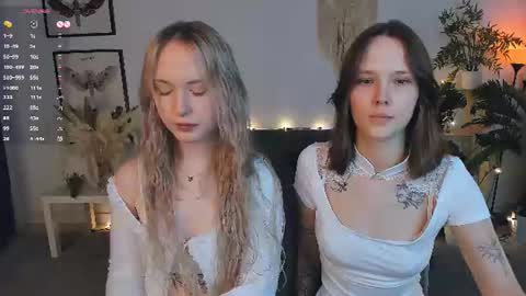 Snapshot of lisaluve chatting on July 19, 4:33 pm Lisa blonde Alisa brunette online show from July 19, 4:33 pm