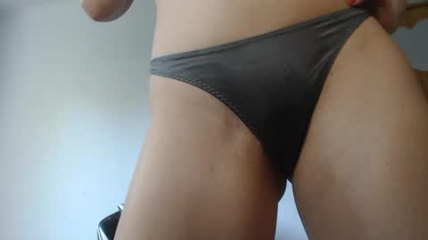 Snapshot of lisaskybaby chatting on August 2, 6:34 am Lisaskybaby online show from August 2, 6:34 am
