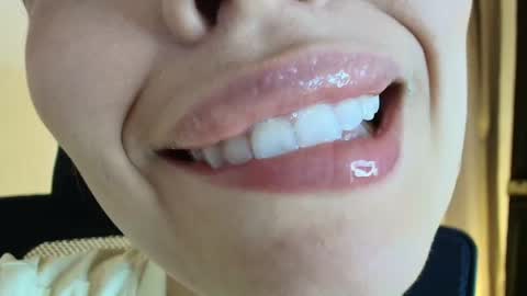 Snapshot of lisbet_21x chatting on May 20, 9:43 pm Lisbet online show from May 20, 9:43 pm