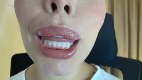 Snapshot of lisbet_21x chatting on May 21, 9:44 pm Lisbet online show from May 21, 9:44 pm