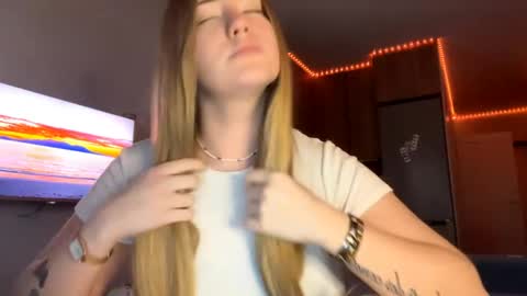 Snapshot of lisi_kiss_ chatting on May 25, 6:47 pm Aurora online show from May 25, 6:47 pm