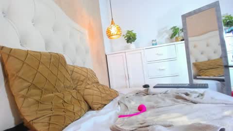 L I S S A  online show from February 19, 6:55 am