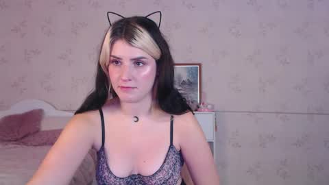 Snapshot of lissalucy chatting on October 14, 9:32 am Alice Dont forget to thumbs up its very important  online show from October 14, 9:32 am