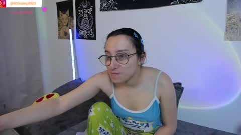 Snapshot of little__ammy chatting on May 8, 8:52 am little__ammy online show from May 8, 8:52 am