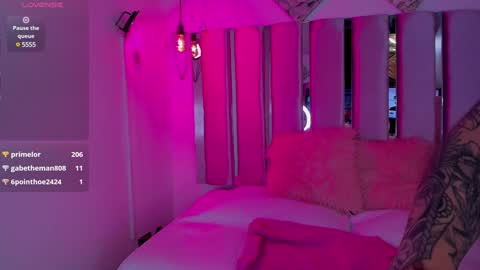 little ary online show from December 11, 7:20 am