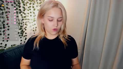 Snapshot of little__caprice chatting on September 24, 7:17 pm Bella online show from September 24, 7:17 pm