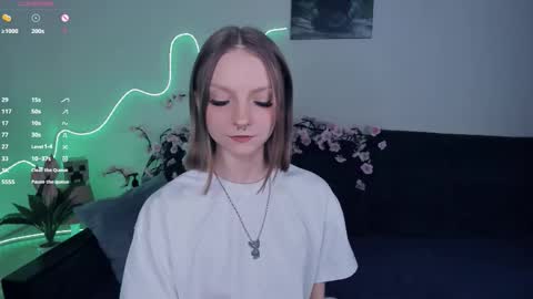 Snapshot of little__caprice chatting on November 11, 7:19 am Bella online show from November 11, 7:19 am