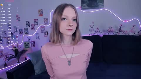 Snapshot of little__caprice chatting on November 14, 7:18 am Bella online show from November 14, 7:18 am