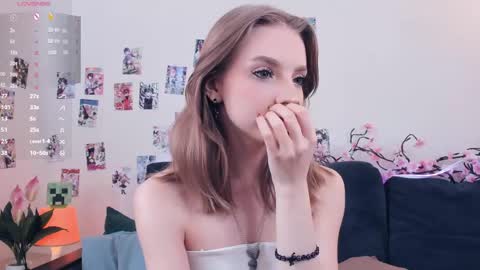 Snapshot of little__caprice chatting on May 20, 7:14 am Bella online show from May 20, 7:14 am