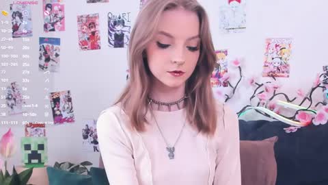 Snapshot of little__caprice chatting on June 3, 7:33 am Bella online show from June 3, 7:33 am