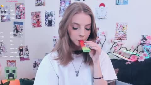 Snapshot of little__caprice chatting on June 4, 7:47 am Bella online show from June 4, 7:47 am