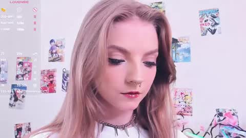 Snapshot of little__caprice chatting on June 5, 7:47 am Bella online show from June 5, 7:47 am