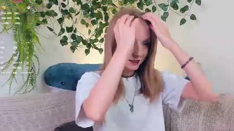 Snapshot of little__caprice chatting on June 16, 7:55 am Bella online show from June 16, 7:55 am