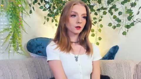 Snapshot of little__caprice chatting on August 1, 7:40 am Bella online show from August 1, 7:40 am