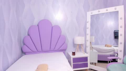 Snapshot of little__doll18 chatting on December 21, 10:44 am little__doll18 online show from December 21, 10:44 am