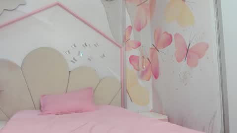 Snapshot of little__doll18 chatting on December 22, 10:01 am little__doll18 online show from December 22, 10:01 am