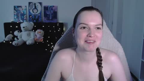 Snapshot of little__flowers chatting on August 4, 9:23 am little__flowers online show from August 4, 9:23 am