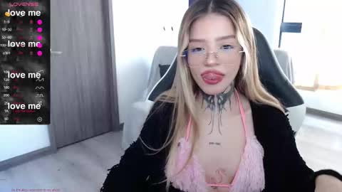 Snapshot of little_amy__ chatting on November 29, 7:17 pm Amelie online show from November 29, 7:17 pm