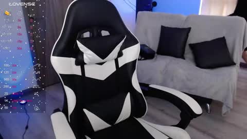 Snapshot of little_amy__ chatting on December 4, 10:18 pm Amelie online show from December 4, 10:18 pm