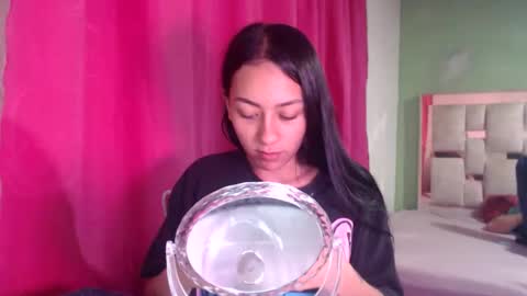 Snapshot of little_aphrodite2 chatting on December 21, 2:30 am Aliciaparaisss online show from December 21, 2:30 am