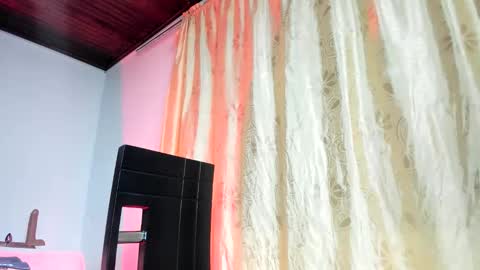 Snapshot of little_aphrodite2 chatting on April 8, 3:06 am Aliciaparaisss online show from April 8, 3:06 am