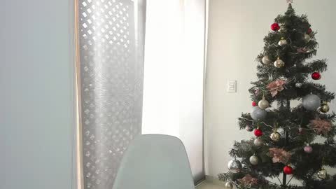 Snapshot of little_effy18_ chatting on December 12, 7:15 pm Little Effy online show from December 12, 7:15 pm