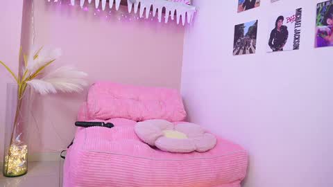 Snapshot of little_effy18_ chatting on December 14, 12:11 am Little Effy online show from December 14, 12:11 am