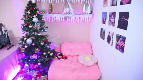 Snapshot of little_effy18_ chatting on December 20, 2:52 am Little Effy online show from December 20, 2:52 am