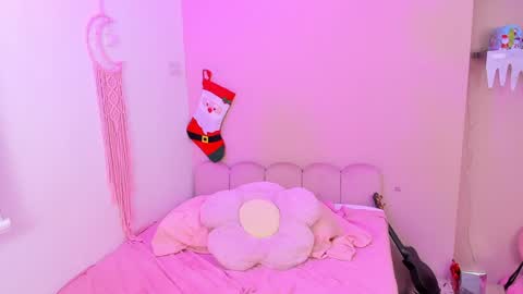 Snapshot of little_effy18_ chatting on December 24, 3:27 am Little Effy online show from December 24, 3:27 am