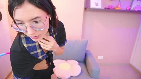 Snapshot of little_effy18_ chatting on March 1, 9:15 pm Little Effy online show from March 1, 9:15 pm