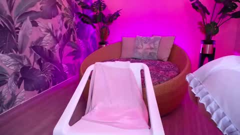 Snapshot of little_paulette chatting on November 8, 1:33 pm Paulette online show from November 8, 1:33 pm