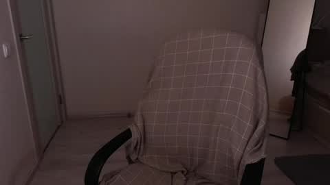 Snapshot of little_pretty_woman chatting on April 19, 6:10 pm little_pretty_woman online show from April 19, 6:10 pm