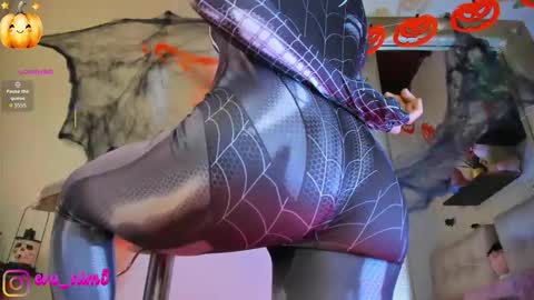 Snapshot of little_red_18 chatting on October 29, 5:14 pm Eva online show from October 29, 5:14 pm