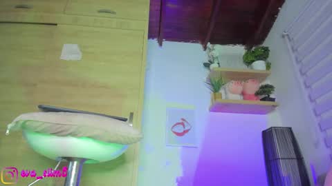 Snapshot of little_red_18 chatting on November 21, 8:07 pm Eva online show from November 21, 8:07 pm